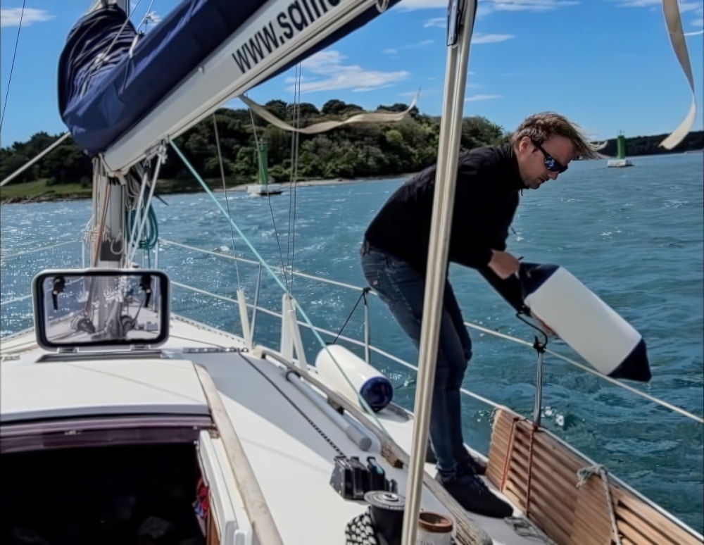 Marljivi skiper tvrtke Sail Istria osigurava bokobran (fender) na jedrilici tijekom pripreme za pristajanje uz istarsku obalu.